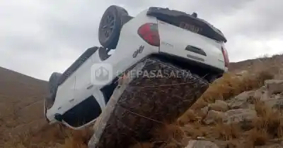 Volcó en la cornisa de la Cuesta de Isonza: la camioneta quedó dada vuelta y hay hermetismo sobre los ocupantes