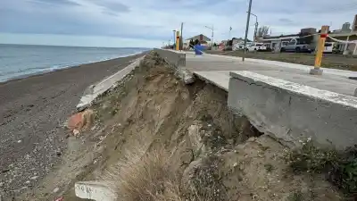 El mar avanza sobre Caleta Olivia: declaran la emergencia costera