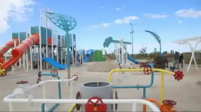 El parque de juegos con una cigüeña petrolera y una réplica de El Chocón que se viene en el oeste neuquino