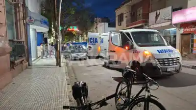 La llevaban a la clínica en un Corsa, pero no llegó a bajar del auto