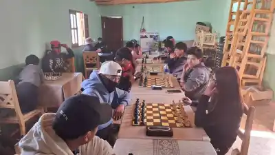 21 ajedrecistas, cuatro fechas y una copa: el torneo que se juega en Laguna Blanca