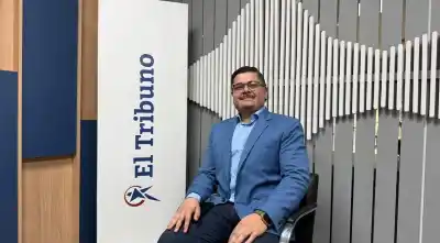 El abogado que cambió el escritorio por el colectivo y hoy suma un millón de reproducciones