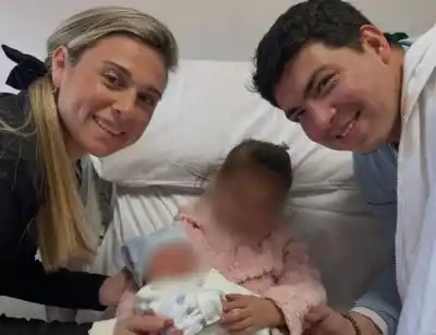 Una pareja quedó atrapada en su auto durante un temporal y el desenlace conmocionó a todos