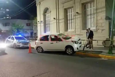 Iba a girar en Bavio y Libertad: su auto terminó trabado en la baranda de la escuela