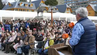 Bariloche: el gesto del intendente con la Biblia que incomoda a propios y ajenos