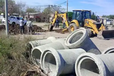 Pinto mueve máquinas en el sur: el desagüe que recibe el agua de cuatro barrios