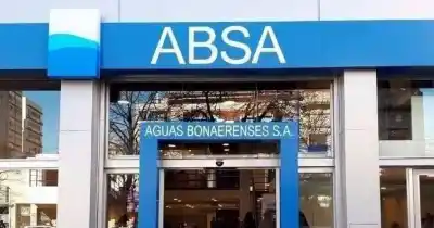 Vecinos de Ringuelet hartos: el agua servida les llega al patio y ABSA no responde