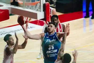 Ruesga firmó un debut soñado y Regatas arrancó la Liga con una sonrisa