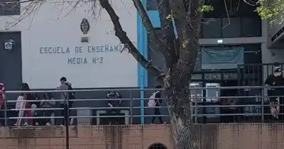Peleas en una escuela de Los Hornos: padres piden controles en los horarios de entrada y salida