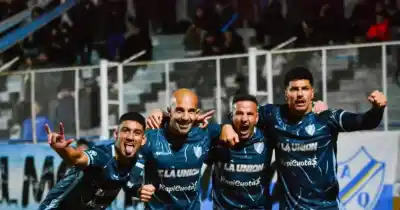 San Carlos recibe a un Arsenal que no puede fallar y sueña con el título