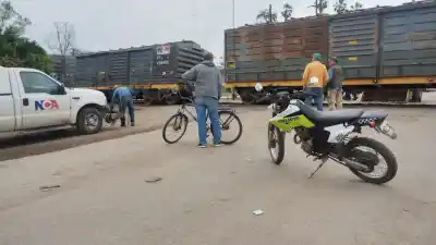 Un tren cargado de soja descarriló en Ranchillos y sospechan que pusieron troncos en las vías