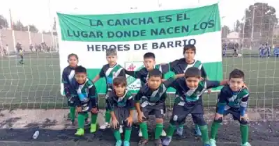 Buscaba club para su hijo de 3 años y terminó armando una escuelita con 140 chicos