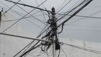 Los cables que cuelgan de los postes en el centro tienen los días contados: el plan que ya tiene fecha