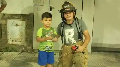 Un niño alertó a los bomberos tras escuchar maullidos desesperados desde un pozo