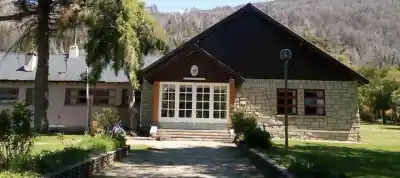La escuela patagónica que cumple 100 años enseñando a los chicos a replantar el bosque