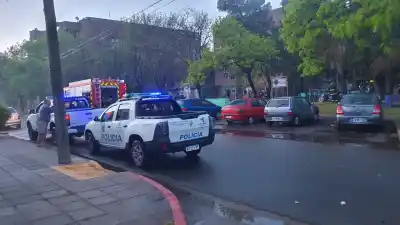 Bomberos apagaron un incendio en Malvinas Rojo: las llamas no fueron lo único que encontraron