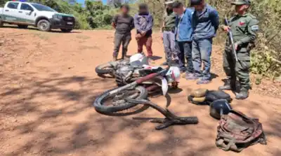 Plan Güemes: dos motociclistas llevaban cinco paquetes ocres y terminaron detenidos