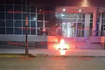 Tribunales: un motociclista arrojó un neumático y lo prendió fuego, ¿qué vio el policía de guardia?