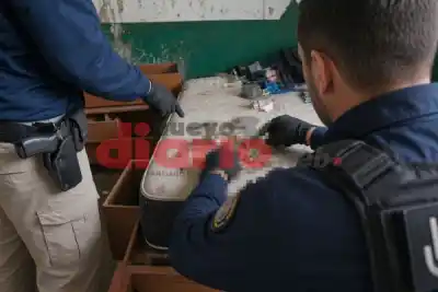 Entraron a la casa de La Banda por drogas: la pareja detenida y lo que quedó adentro con una bebé de 7 meses