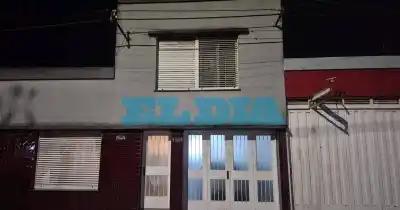 Subió a arreglar el tanque de agua y una caída de siete metros terminó en tragedia en La Plata