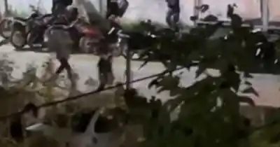 Balas de goma y pedradas antes del partido: la ambulancia terminó con los vidrios rotos