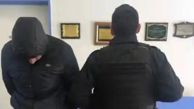 Dos escaparon por la costa del lago y uno terminó detenido en un predio militar