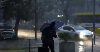 La Plata arrancó el sábado bajo la lluvia: hasta cuándo sigue y a qué hora mejora