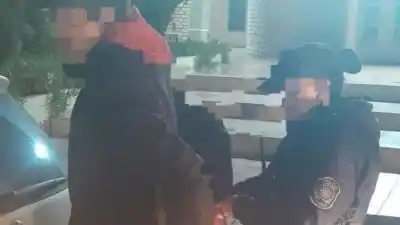 Salió a caminar por el centro y la Policía le encontró algo que lo mandó directo a la comisaría