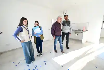 Cuatro familias de Alto Pencoso recibieron su casa: la emoción de una mamá que esperó un año