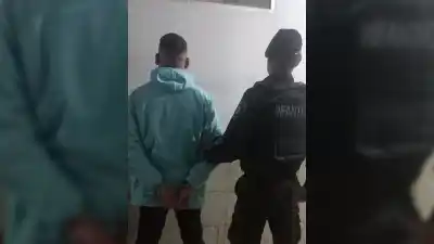 Lo buscaban por un crimen en una canchita de Rosario: en la casa encontraron algo que lo complica todo