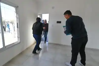 El gobernador llegó a Alto Pencoso a las 8 de la mañana y cuatro familias ya tienen las llaves de su casa