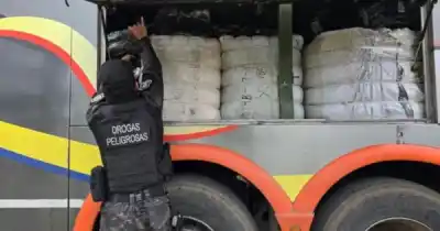 El colectivo que venía de Bolivia escondía 555 bultos: lo que hallaron adentro complicó a todos