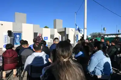 Poggi entregó llaves en Alto Pencoso y explicó por qué no llama a licitación