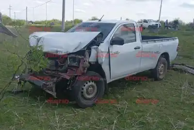 Iba a entrar a la planta potabilizadora y la Hilux que venía atrás no pudo frenar: el acoplado se llevó lo peor