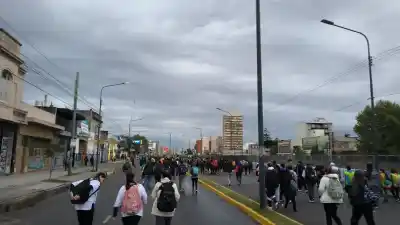 Peregrinación a Luján: la lluvia no frenó a miles de fieles que ya caminan desde Liniers