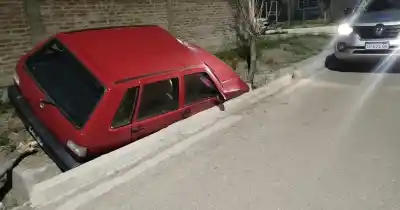 Manejaba con 2,22 de alcohol y terminó con el auto dentro de una acequia: lo que encontró el dosaje