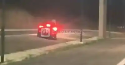 Un remís cruzó el separador de la Circunvalación Oeste y quedó al borde del choque