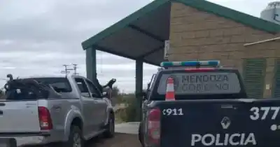 Detuvieron a un hombre armado con una camioneta llena de dinero: lo que encontraron en el bolso cambió todo