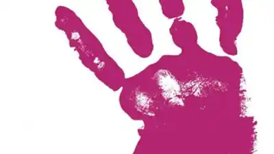 La esperó escondido en el balcón y la atacó: ella se salvó con una jugada desesperada
