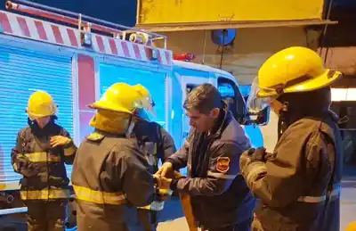 Incendio en un edificio de calle Necochea: dos mujeres quedaron atrapadas en un departamento