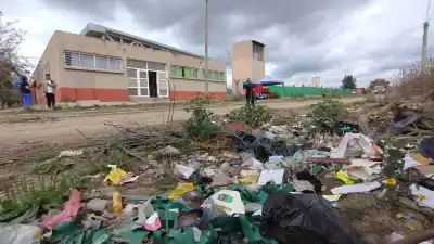 Palpalá: la basura llega hasta la calle y los chicos pasan por ahí todos los días