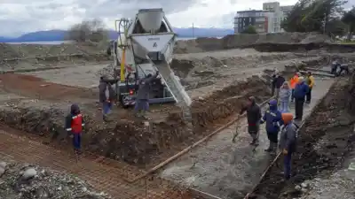 Cortés recorrió la obra del natatorio en Playa Centenario: la pileta tendrá una medida pensada para competir
