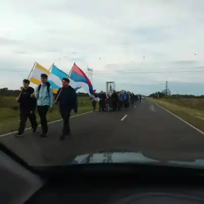 Itatí: la UNNE madrugó para caminar hacia la Virgen y ya son cientos los peregrinos en la ruta