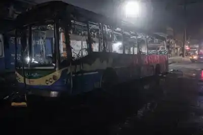 Un colectivo estalló en llamas en medio de la madrugada: así fue el operativo para evitar una tragedia mayor