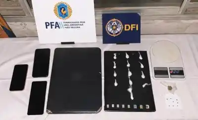 Vendían drogas frente a una plaza llena de chicos: lo que la Federal encontró adentro