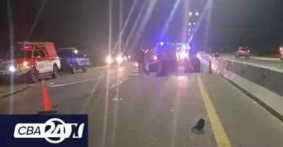 Manejaba su moto por la ruta E-53 y terminó contra el pavimento: el acompañante sigue internado