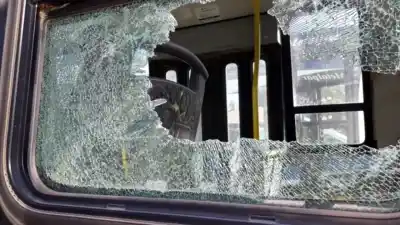 Piedrazos a un colectivo de la Red Tulum: un estudiante volvía de cursar cuando estalló el vidrio