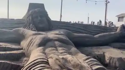 Una obra monumental de arena se roba todas las miradas en una playa sudamericana