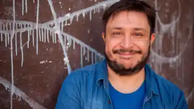 El escritor que se burló de las editoriales y ahora llena teatros cierra la Feria del Libro de Roca