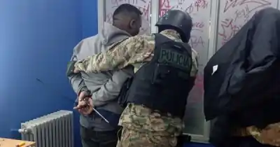 Dos allanamientos en Caleta Olivia destaparon un cultivo de cannabis y un arsenal: hay un detenido